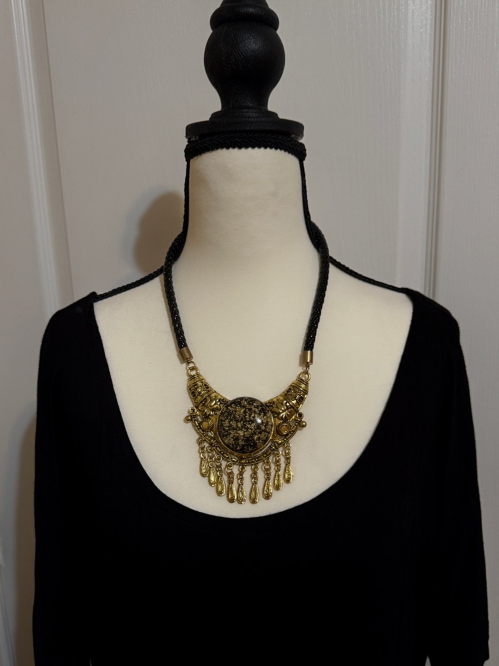 Fashion Jewelry Gold Statement Pendant Necklace with Black Cord